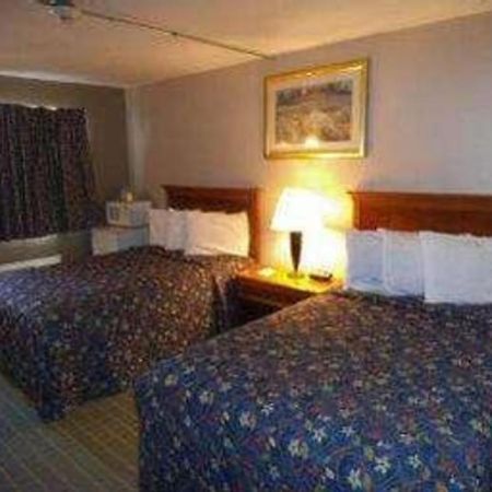 Days Inn By Wyndham West Branch Iowa City Area Exterior photo